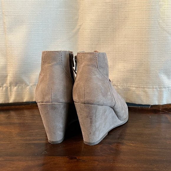 COPY - Universal Thread Wedge Heel Ankle Boot Color/Taupe Size/W7 Microsuede - Picture 4 of 6